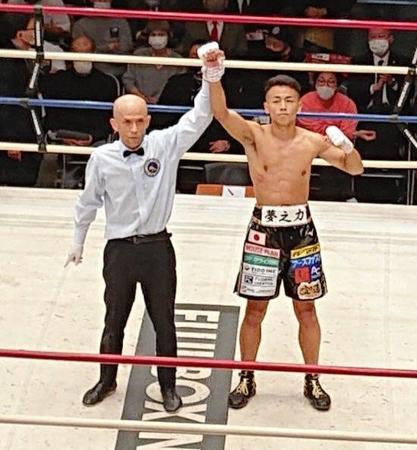 　デビュー戦で１回ＴＫＯ勝ちし、手を掲げられる武居由樹＝東京都文京区の後楽園ホール