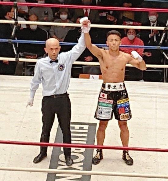 　デビュー戦で１回ＴＫＯ勝ちし、手を掲げられる武居由樹＝東京都文京区の後楽園ホール