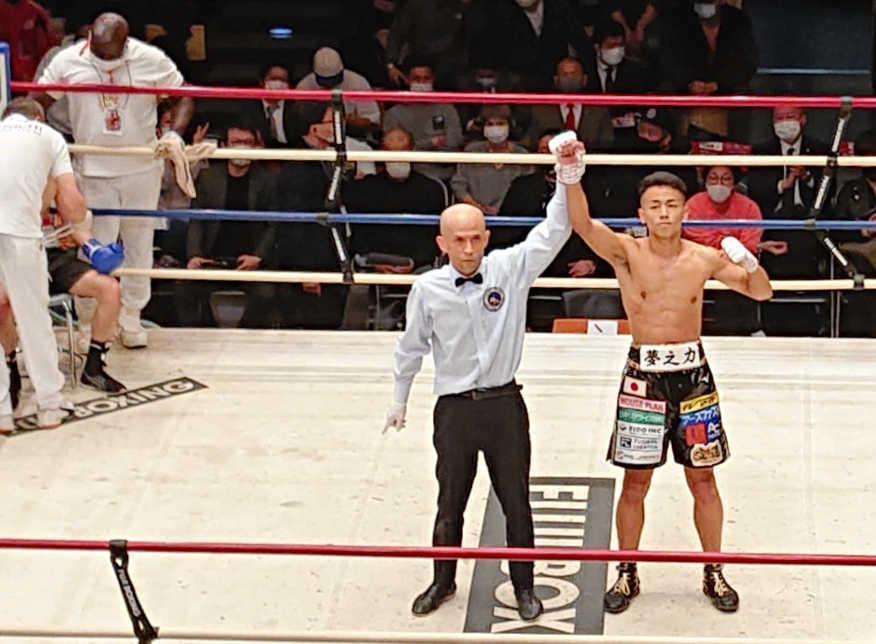 　デビュー戦で１回ＴＫＯ勝ちし、手を掲げられる武居由樹