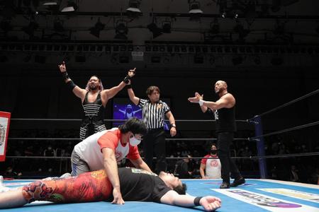 　矢野通（下）を破って勝ち誇るＥＶＩＬ（後列左）とセコンドのディック東郷（同右）