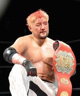 　ベルトを奪取した石川修司＝新木場１ｓｔＲＩＮＧ