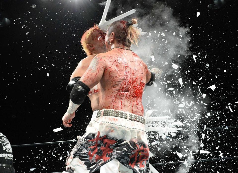 　ラリアートを打ち合う葛西純（手前）と石川修司