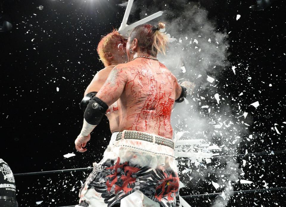 　ラリアートを打ち合う葛西純（手前）と石川修司＝新木場１ｓｔＲＩＮＧ