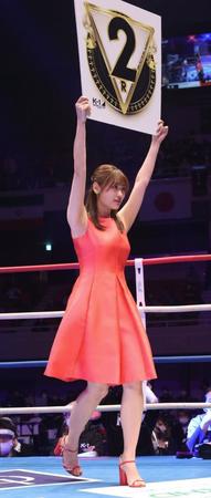 令和のグラビアクィーン・石田桃香さんがラウンドガールを努める＝日本武道館