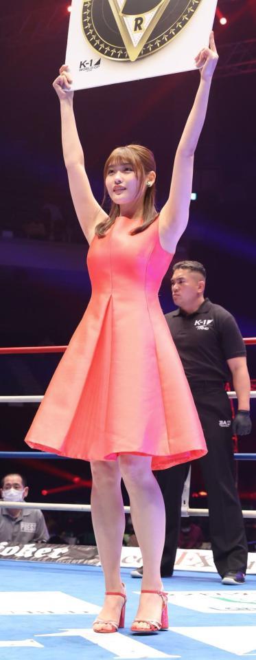 令和のグラビアクィーン・石田桃香さんがラウンドガールを努める＝日本武道館
