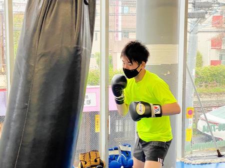 サンドバッグ打ちを行う寺地拳四朗＝東京都練馬区の三迫ジム（三迫ジム提供）