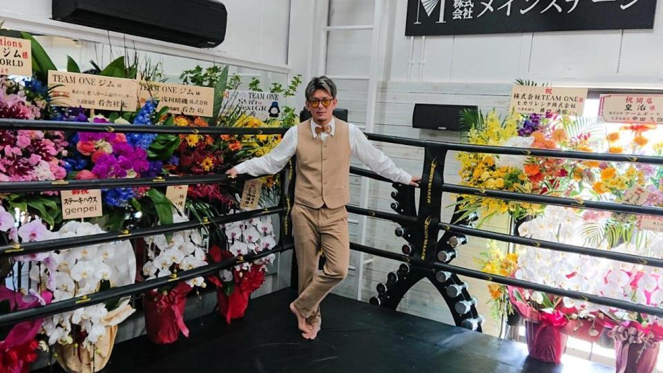 　個人専用ジムのオープンを祝う多くの花束に囲まれながらポーズを決める皇治＝東京都世田谷区のＴＥＡＭ　ＯＮＥジム