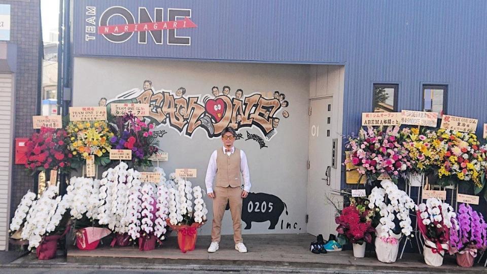 　オープンした個人専用ジムの前に立つ皇治＝東京都世田谷区のＴＥＡＭ　ＯＮＥジム