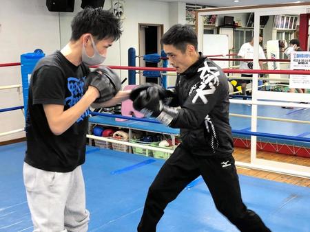 最終調整を行う西田（右）＝六島ジム