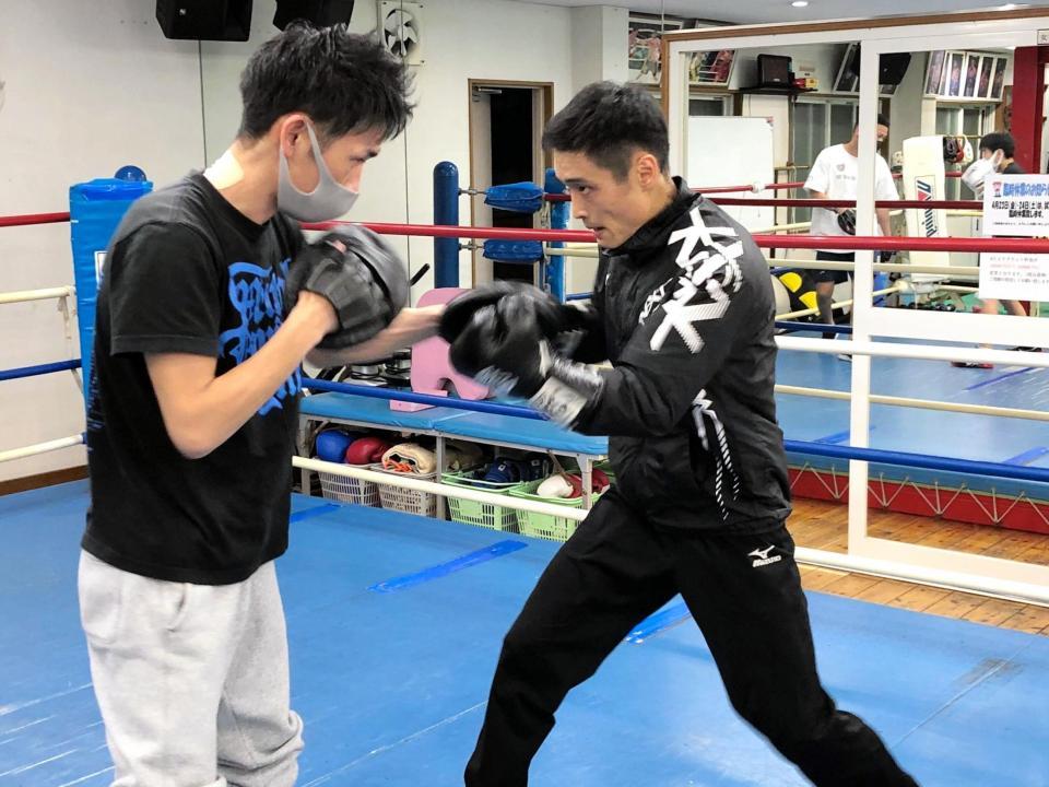 最終調整を行う西田（右）＝六島ジム