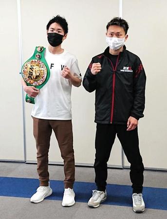 調印式を終えて並び立つ王者の寺地拳四朗（左）と挑戦者の久田哲也＝大阪市