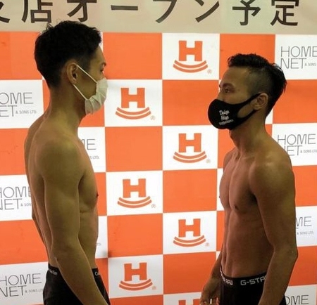 計量をクリアしてマスク姿でフェースオフする挑戦者・西田（左）と王者・比嘉
