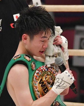 　防衛に成功し涙を流す寺地拳四朗