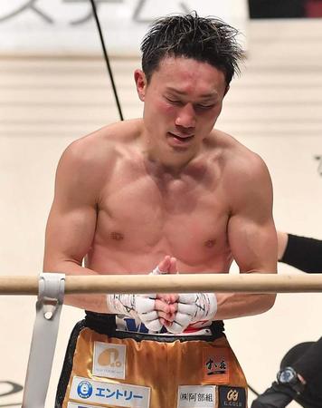 寺地拳四朗に判定負けし、客席に向かって手を合わせる久田哲也＝２４日