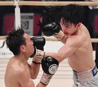 　１１回、久田哲也（左）に左ストレートをぶち込む寺地拳四朗（撮影・佐々木彰尚）