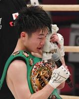 　防衛に成功し涙を流す寺地拳四朗