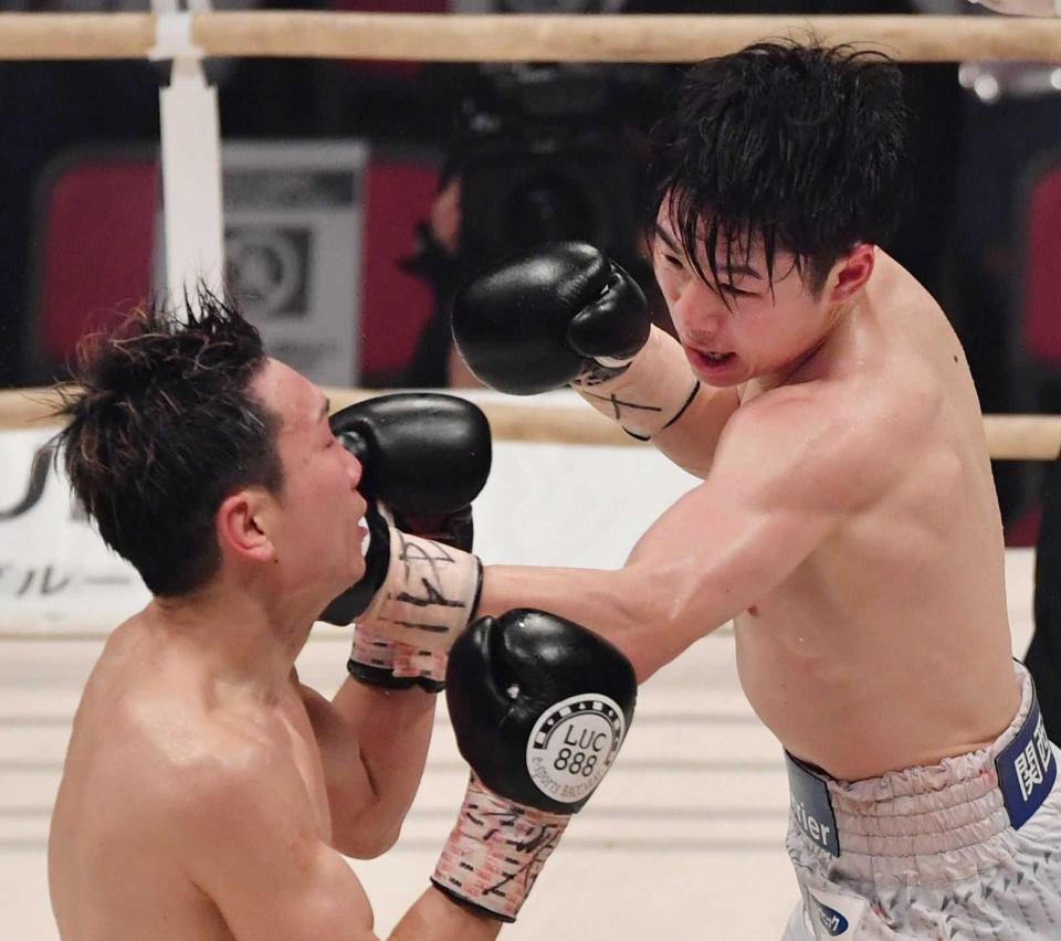 　１１回、久田哲也（左）に左ストレートをぶち込む寺地拳四朗（撮影・佐々木彰尚）