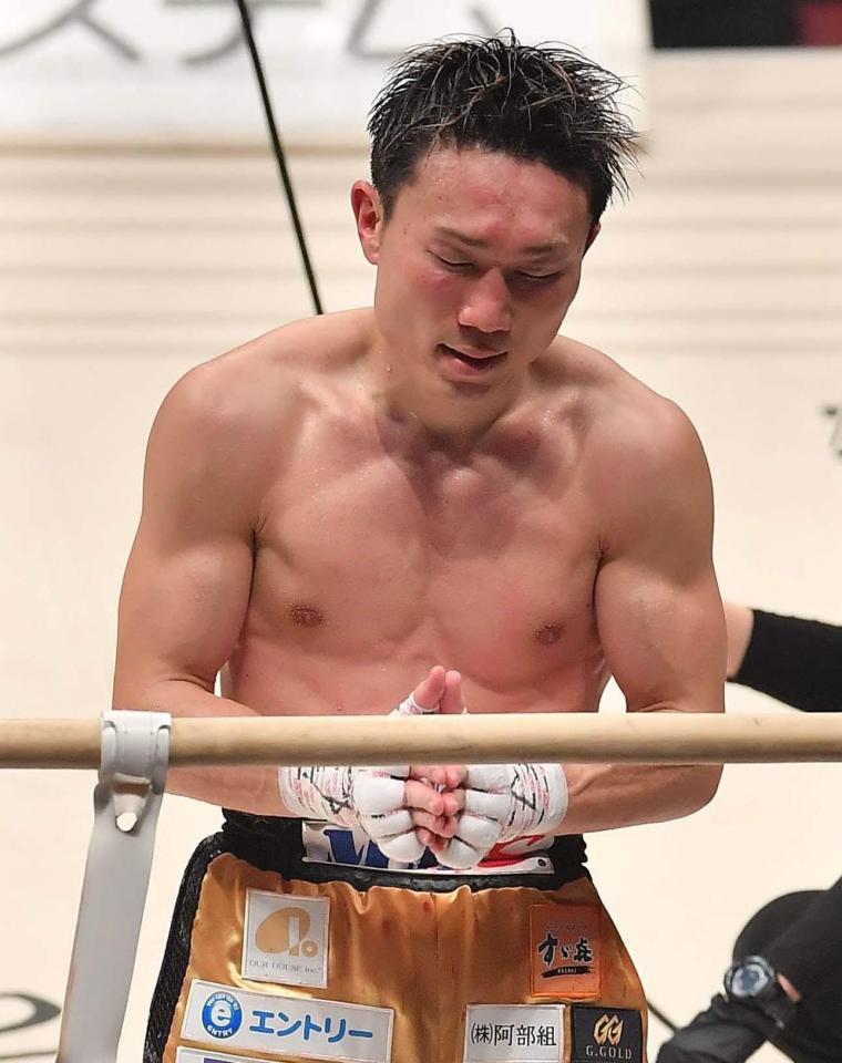 寺地拳四朗に判定負けし、客席に向かって手を合わせる久田哲也＝２４日