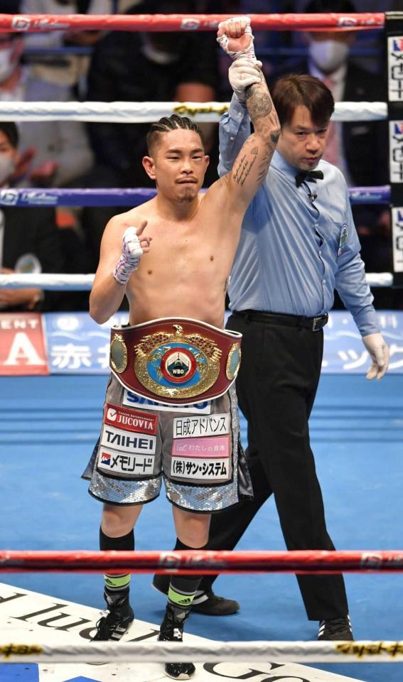 　ＷＢＯ世界Ｓフライ級タイトル戦で田中恒成を倒し、ポーズを決める井岡一翔＝２０年１２月３１日