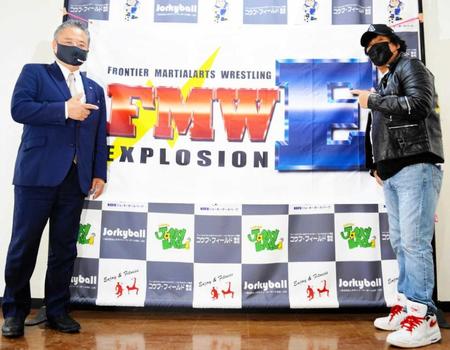 　新団体「ＦＭＷＥ」の旗を指さす大仁田厚（右）と加治木英隆代表取締役