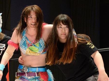 ＳＴＡＲＳに加入したコグマ。左は岩谷麻優＝後楽園ホール