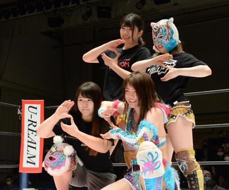 ポーズをとるコグマ（左下）らＳＴＡＲＳのレスラーたち＝後楽園ホール