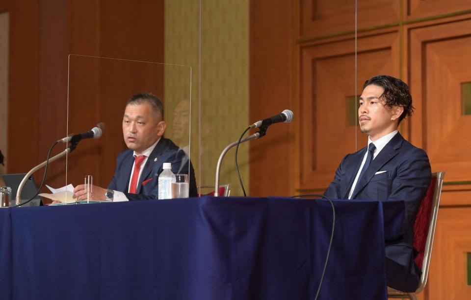 　会見を開いた井岡一翔（右）と弁護士の服部真尚氏（撮影・伊藤笙子）