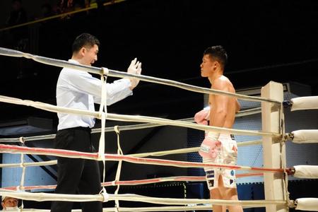 ５回、不覚のダウンを喫し、カウントが入る亀田和毅＝１７６ＢＯＸ