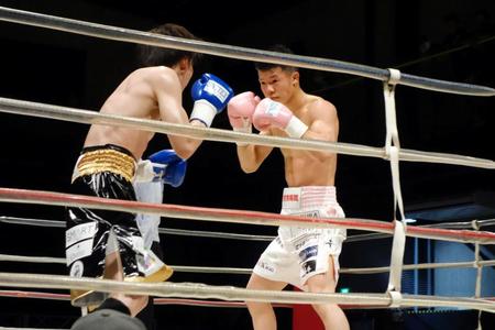 ２回、プレッシャーをかける亀田和毅（右）＝１７６ＢＯＸ
