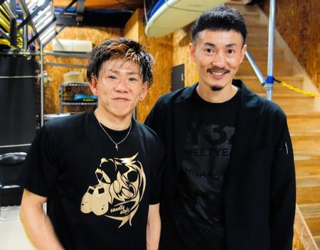 亀田和毅からダウンを奪う健闘を見せた三宅寛典（左）と稲田千賢トレーナー＝１７６ＢＯＸ