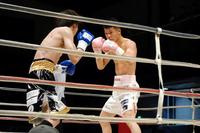 ２回、プレッシャーをかける亀田和毅（右）＝１７６ＢＯＸ