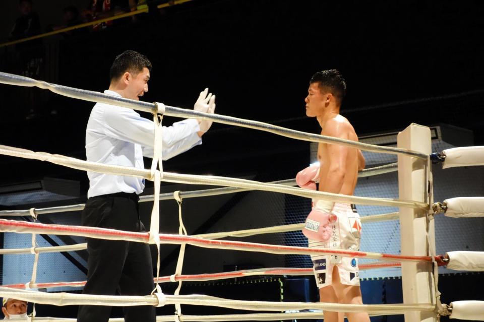 亀田和毅１年１０カ月ぶり復帰戦は判定勝ち ノーランカー三宅に不覚のダウン奪われる ファイト デイリースポーツ Online