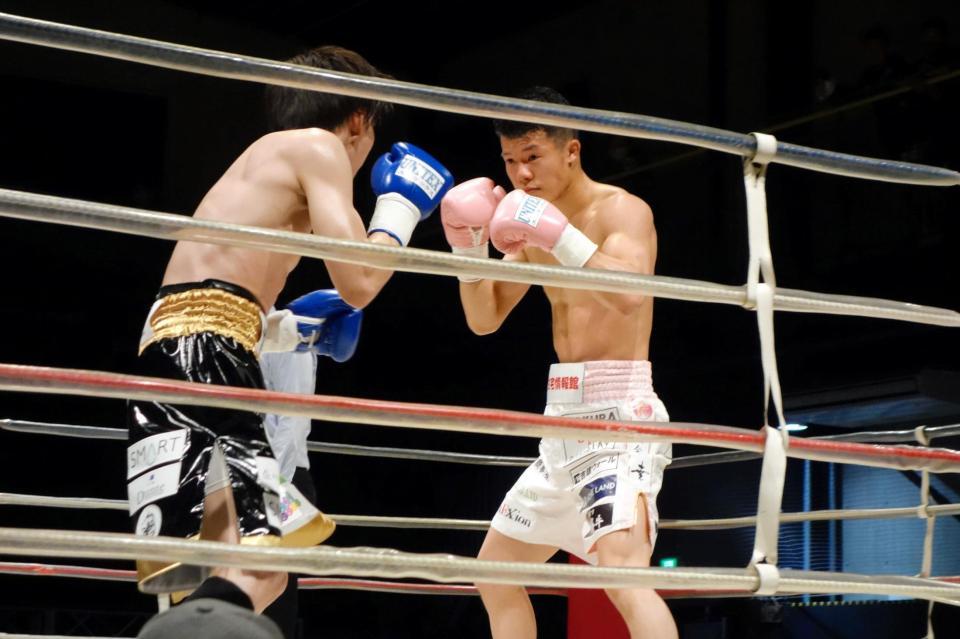 ２回、プレッシャーをかける亀田和毅（右）＝１７６ＢＯＸ