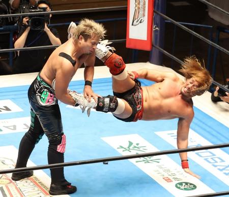 　ＹＯＳＨＩ－ＨＡＳＨＩ（左）を攻める内藤哲也