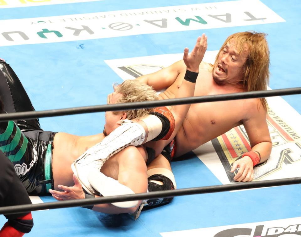 　ＹＯＳＨＩ－ＨＡＳＨＩ（下）の首を攻める内藤哲也