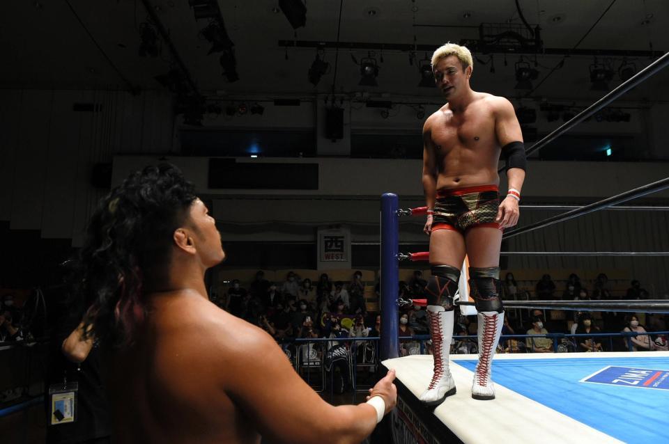 リング上から鷹木信悟を見下ろすオカダ・カズチカ＝東京都文京区の後楽園ホール（新日本プロレス）