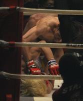 渡部修斗（下）にパンチを見舞う朝倉海＝東京ドーム