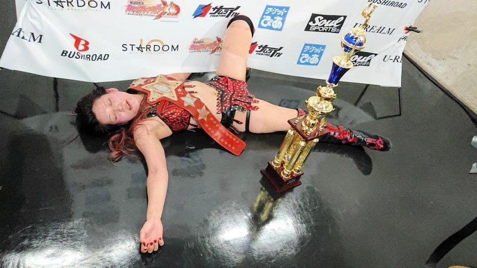 　引き分けで王座を守り、横たわってインタビューに応じる林下詩美＝東京・大田区総合体育館