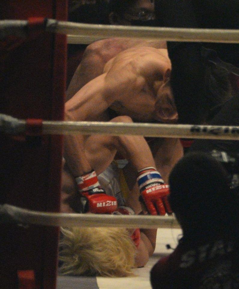 渡部修斗（下）にパンチを見舞う朝倉海＝東京ドーム