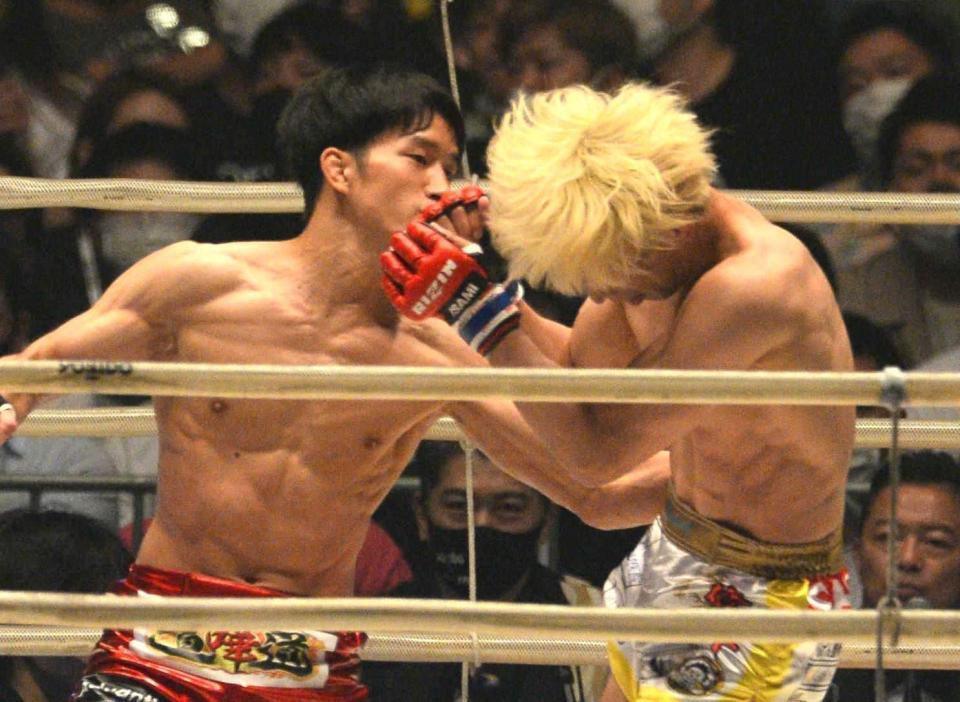 　渡部修斗（左）にパンチを見舞う朝倉海