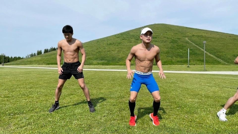 　合宿で同門の三代大訓（左）らと汗を流す京口紘人＝札幌（ワタナベジム提供）