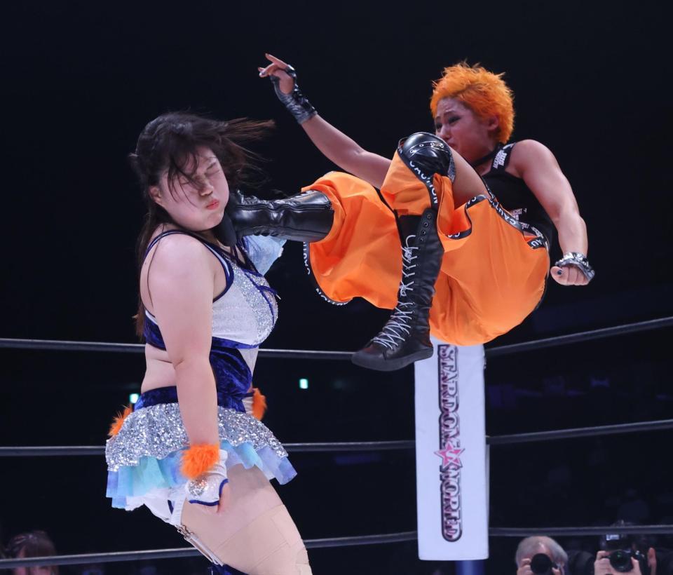 　コグマ（左）にキックを浴びせるジュリア＝横浜武道館