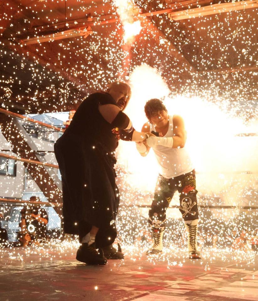 　アブドーラ小林（左）の攻撃で被弾する大仁田厚