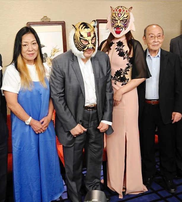 　初めて姿を見せたタイガー・クイーン（右から２人目）と（右から）新間寿会長、初代タイガーマスク、ジャガー横田