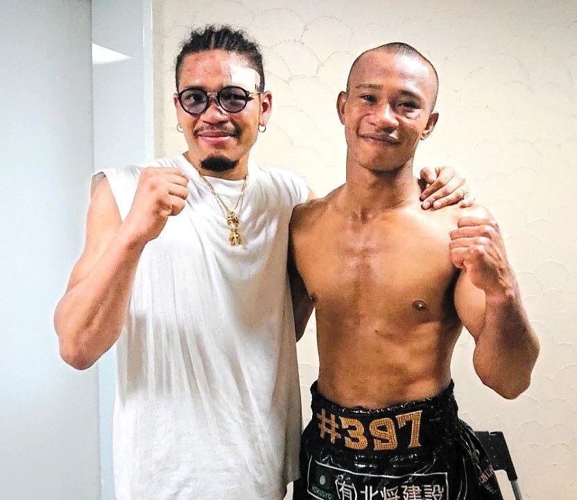 　試合後に笑顔で肩を組む細川チャーリー忍（左）とワチュク・ナァツ