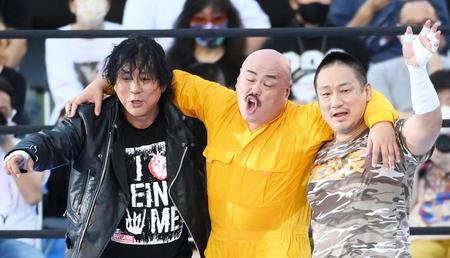 電流爆破デスマッチを終えてリングを後にするクロちゃん。左は大仁田厚、右は高木三四郎（撮影・堀内翔）
