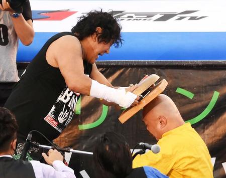 ゴングでクロちゃん（右）を攻撃する大仁田厚（撮影・堀内翔）