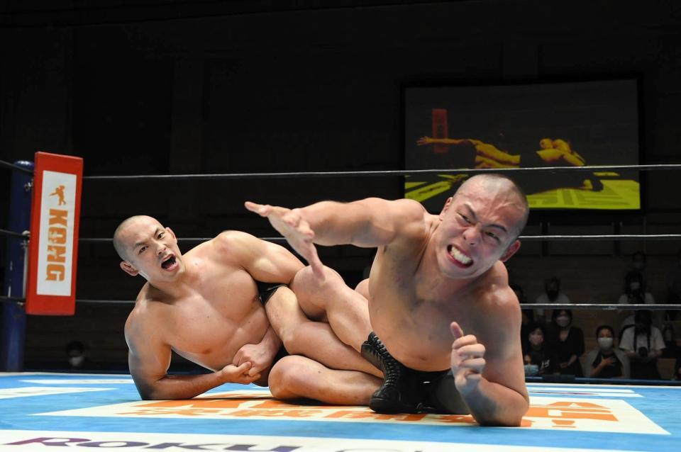 　藤田晃生（右）をアキレス腱固めで攻める大岩陵平（新日本プロレス提供）