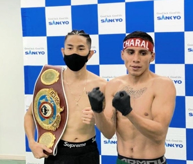 計量をパスした井岡一翔（左）とフランシスコ・ロドリゲス（志成ジム提供）