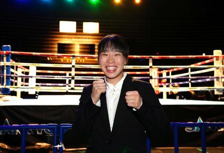 　テレビ中継のゲストとして来場し、笑顔を見せる東京五輪金メダリストの入江聖奈（代表撮影）